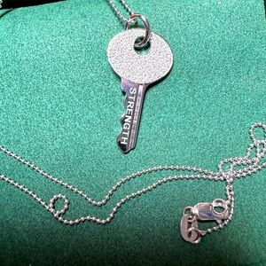 14k White Gold Diamond 💎 Key 🔑 Pendant Necklace.